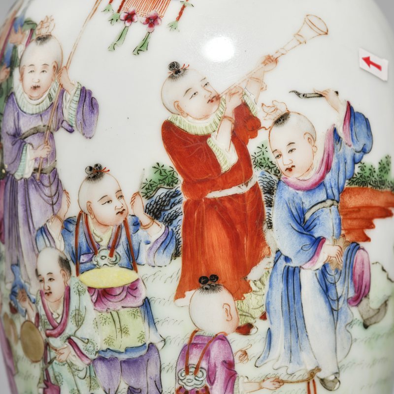 民国 粉彩百子闹春图蒜头瓶 - 图8