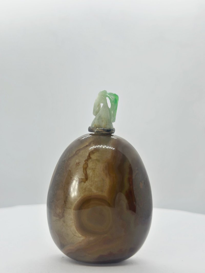 晚清 纏絲瑪瑙隨形鼻煙壺、翡翠蓋 | A CONCENTRIC AGATE 'PEBBLE' SNUFF BOTTLE - 图3