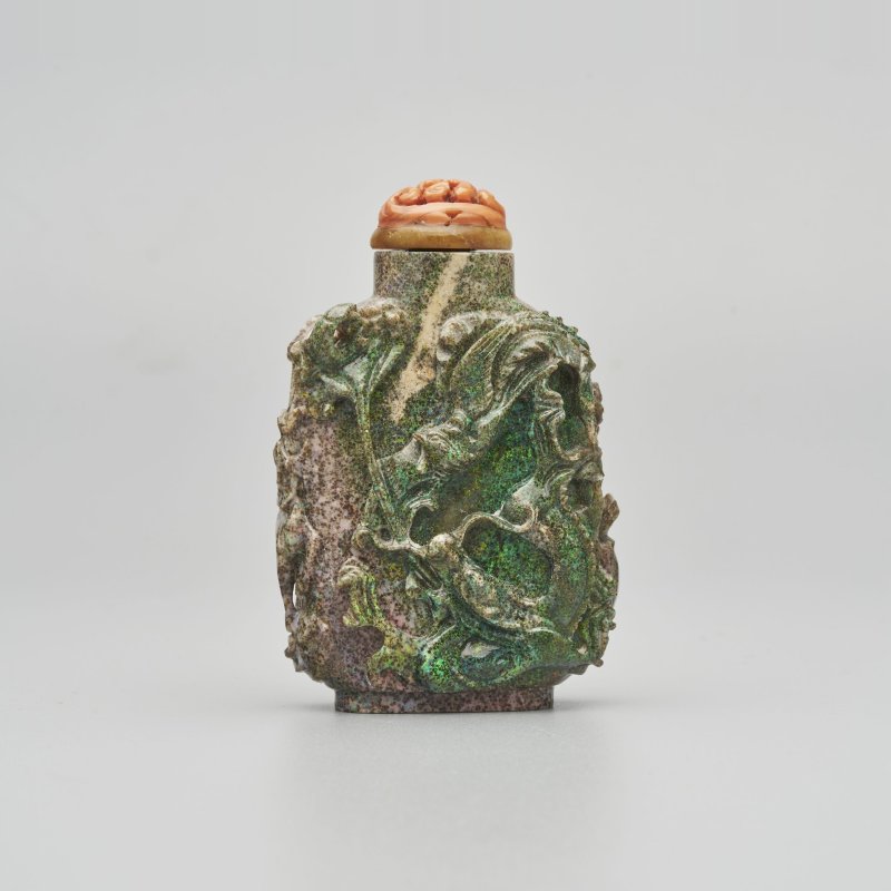二十世紀 澳寶龍紋鼻煙壺、珊瑚蓋 | A BOULDER OPAL 'DRAGON' SNUFF BOTTLE - 图1