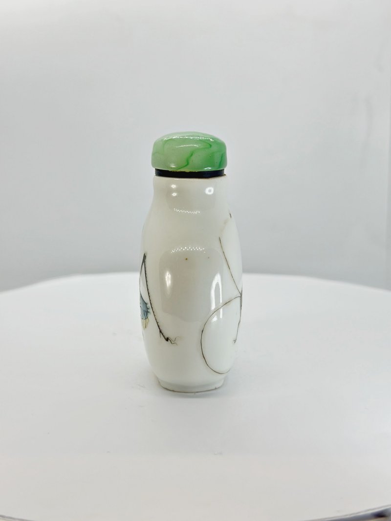 清十九世紀 粉彩蟈蟈紋鼻煙壺 | AN ENAMELLED PORCELAIN 'CRICKET' SNUFF BOTTLE - 图5