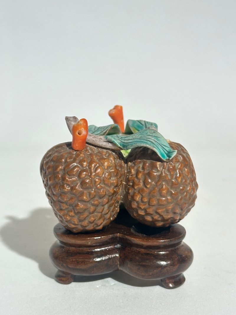 清十九世紀 仿生瓷荔枝、核桃形鼻煙壺二件、珊瑚蓋 及座 | TWO CERAMIC 'LYCHEE' AND 'WALNUT' SNUFF BOTTLES - 图16