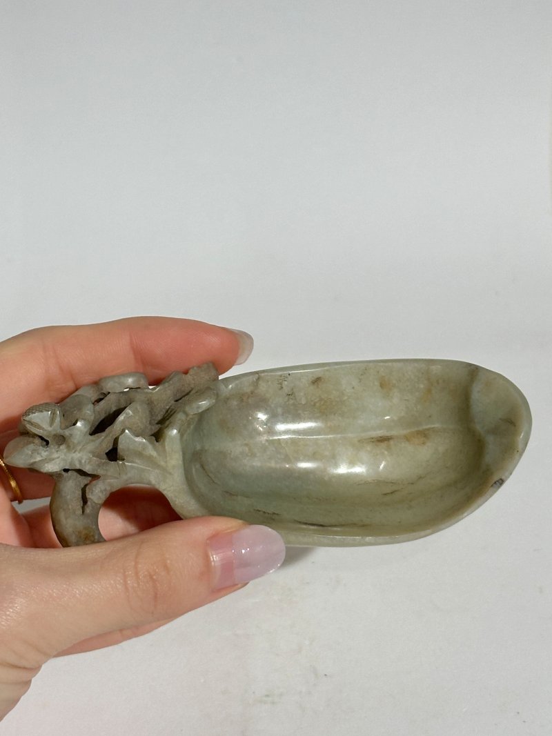 莫臥兒 十九世紀 翠玉花卉紋執瓢 及座 | A PALE GREEN JADE WASHER - 图4