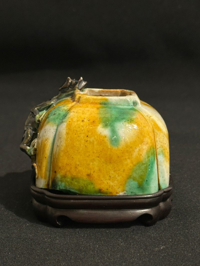 康熙 三彩浮雕螭龍紋水盂 及座 | A SANCAI 'CHI-DRAGON' WATER POT - 图5