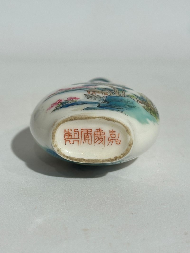 晚清至二十世紀中期 黃地粉彩鼻煙壺四件、粉彩鼻煙壺四件 （黃地其三）⌈乾隆年製⌋礬紅楷書款；（人物）⌈道光年製⌋礬紅篆書款、（嬰戲）⌈乾隆年製⌋礬紅楷書款、（柳）⌈嘉慶年製⌋礬紅篆書款 | EIGHT FAMILLE ROSE SNUFF BOTTLES - 图24