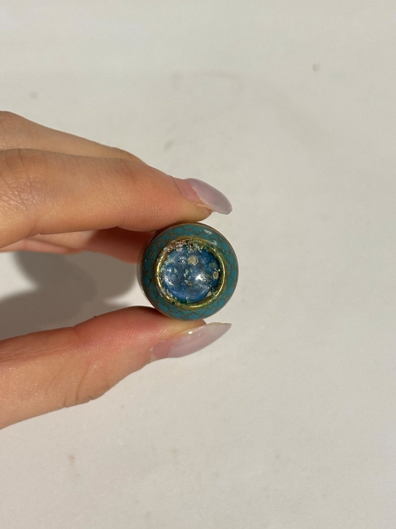 十九/二十世紀 銅胎琺瑯鼻煙壺七件 （博古）⌈乾隆年製⌋款 | SEVEN CLOISONNE ENAMEL SNUFF BOTTLES - 图31