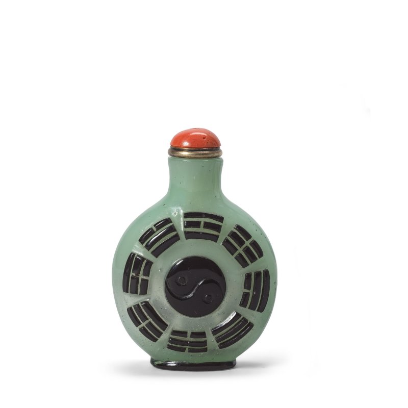 清 一八零零至一八八零年 松綠地套黑料鼻烟壺 | A BLACK OVERLAY TURQUOISE GLASS SNUFF BOTTLE