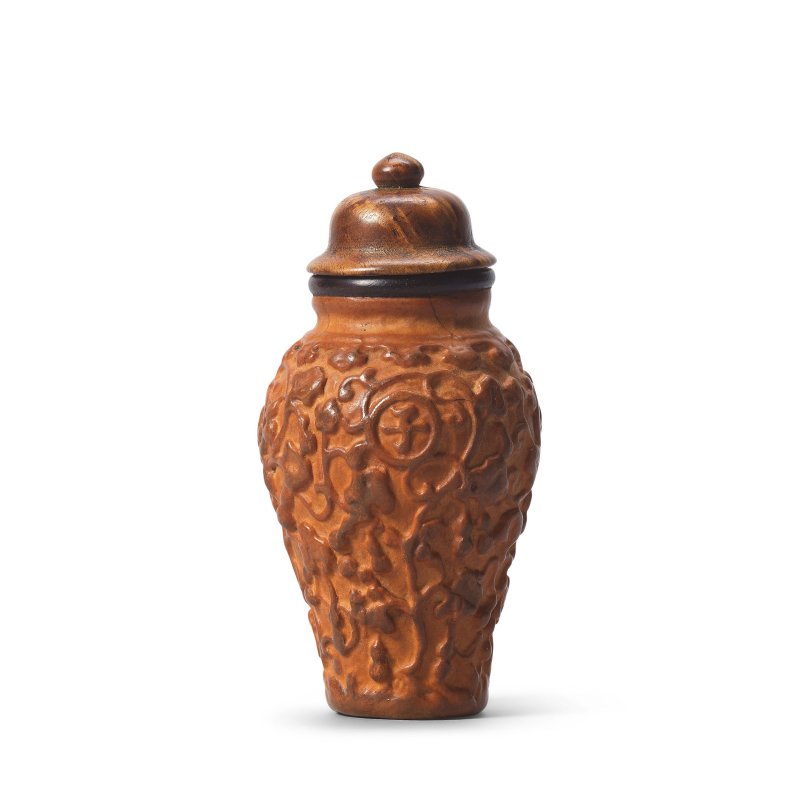 清道光 匏制子孫萬代紋鼻烟壺 | A MOULDED GOURD 'ZISUNWANDAI' SNUFF BOTTLE