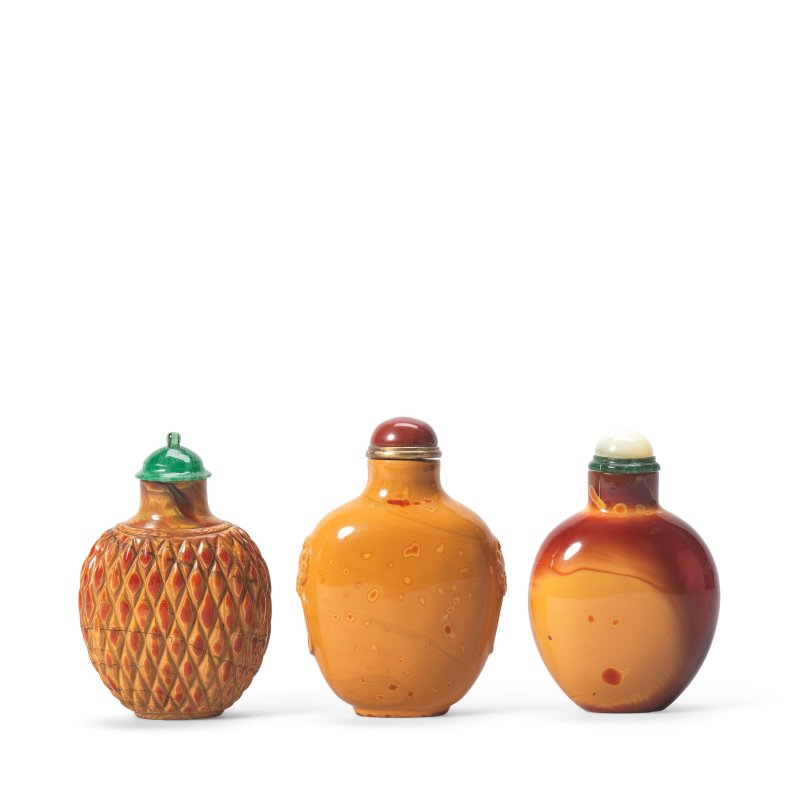 清 一七三零至一八四零年 仿雄黃玻璃鼻烟壺三件 | THREE 'REALGAR' GLASS SNUFF BOTTLES - 图2