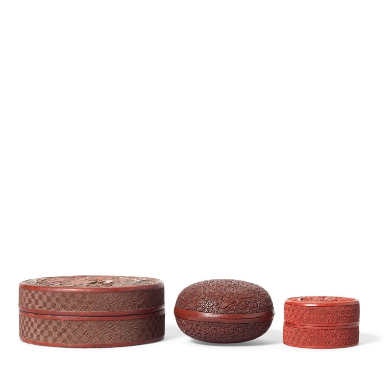 十八/十九世紀 剔紅盒一組三件 | A GROUP OF THREE CINNABAR LACQUER BOXES - 图2