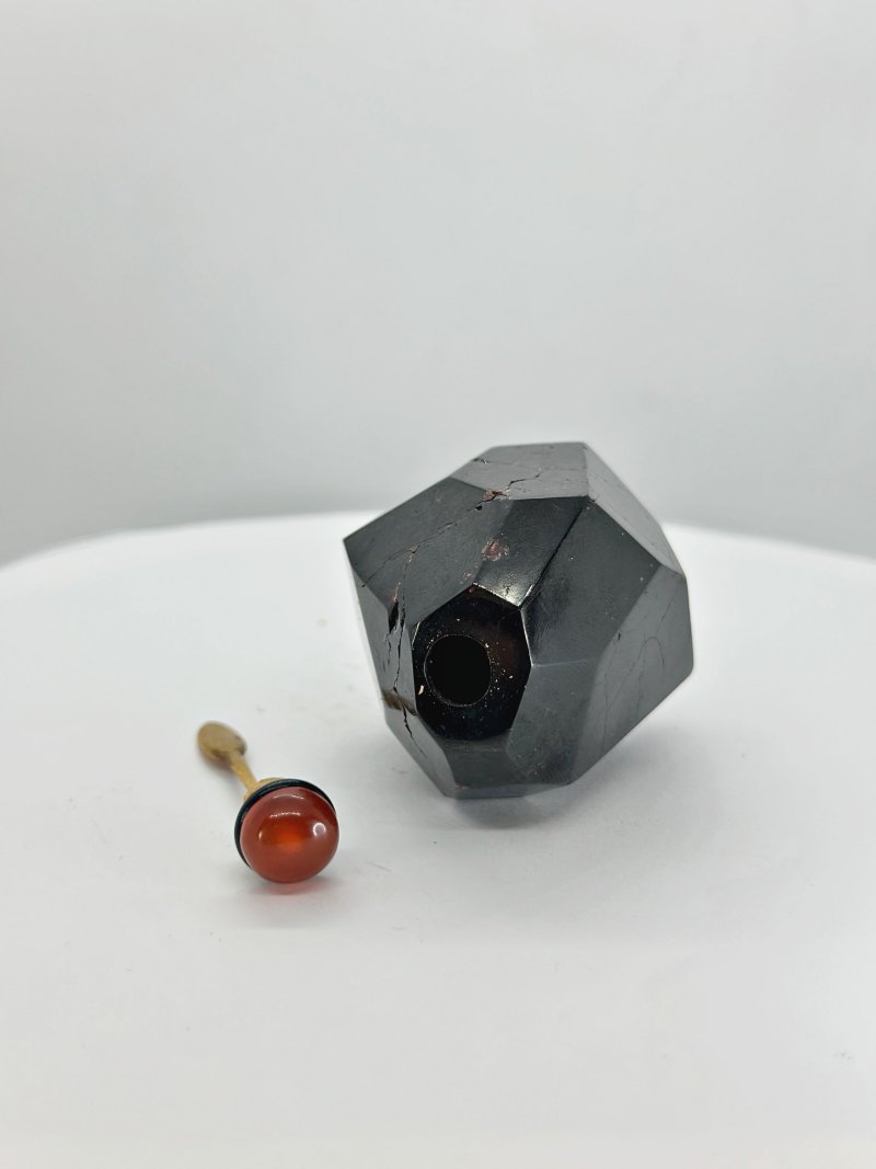 十九/二十世紀 石榴紅石英磨花、黑琥珀魚紋鼻煙壺二件 | A FACETED QUARTZ AND A BLACK AMBER SNUFF BOTTLE - 图5