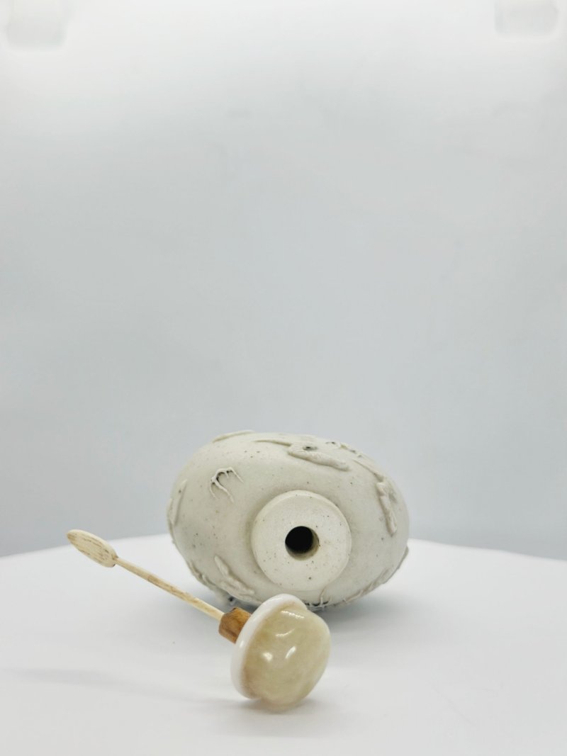 清光緒 瓷胎模印雲龍紋鼻煙壺 | A MOULDED BISCUIT PORCELAIN 'DRAGON' SNUFF BOTTLE - 图4