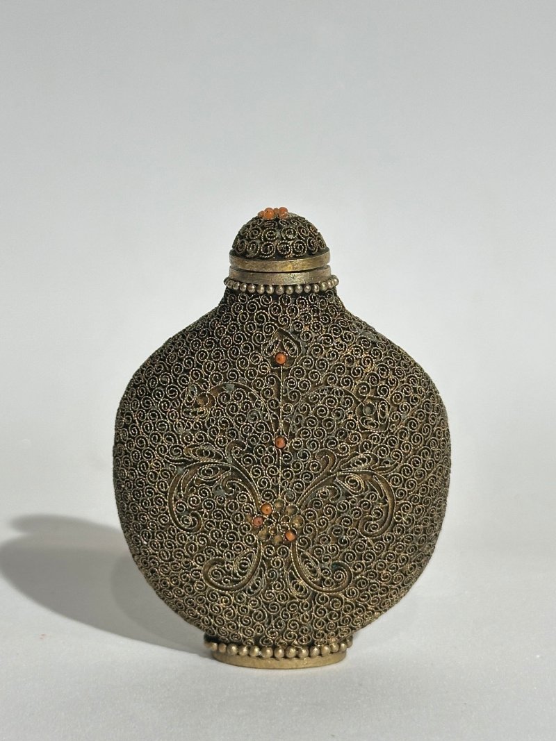 二十世紀中期 銅胎累絲嵌珊瑚花卉紋鼻煙壺 | A COPPER FILIGREE SNUFF BOTTLE - 图9