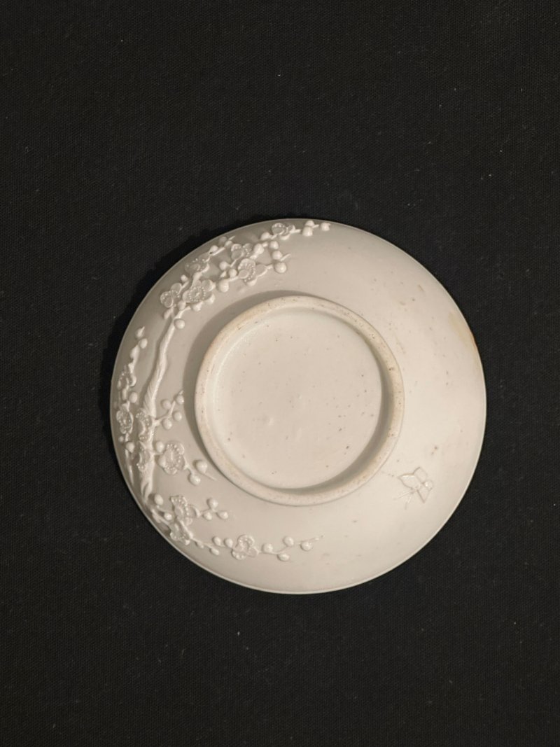 晚清至民國 澀胎牡丹紋洗、梅花紋印泥蓋盒二件 | A BISCUIT PORCELAIN 'PEONY' WASHER AND A 'PLUM BLOSSOM' INK PASTE BOX AND COVER - 图6