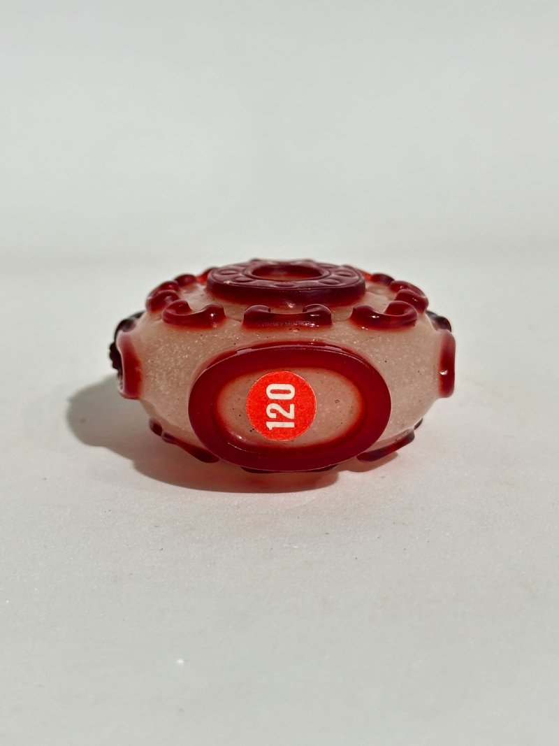 十九/二十世紀 霏雪地套紅玻璃鼻煙壺四件 | FOUR RED OVERLAY GLASS SNUFF BOTTLES - 图22