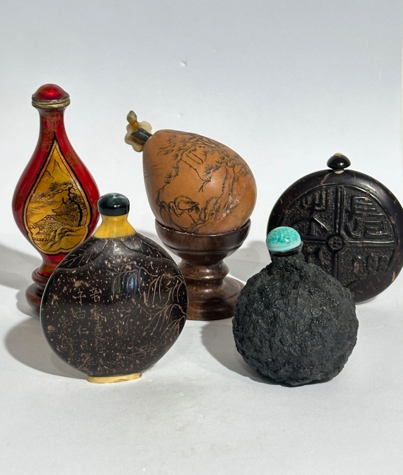 十九/二十世紀 紅漆描金開光山水紋、椰殼詩紋、篆紋、柑皮、匏形詩紋、銅胎畫琺瑯鼻煙壺八件 （西洋人物）⌈乾隆年製⌋藍料楷書款 | EIGHT SNUFF BOTTLES - 图57