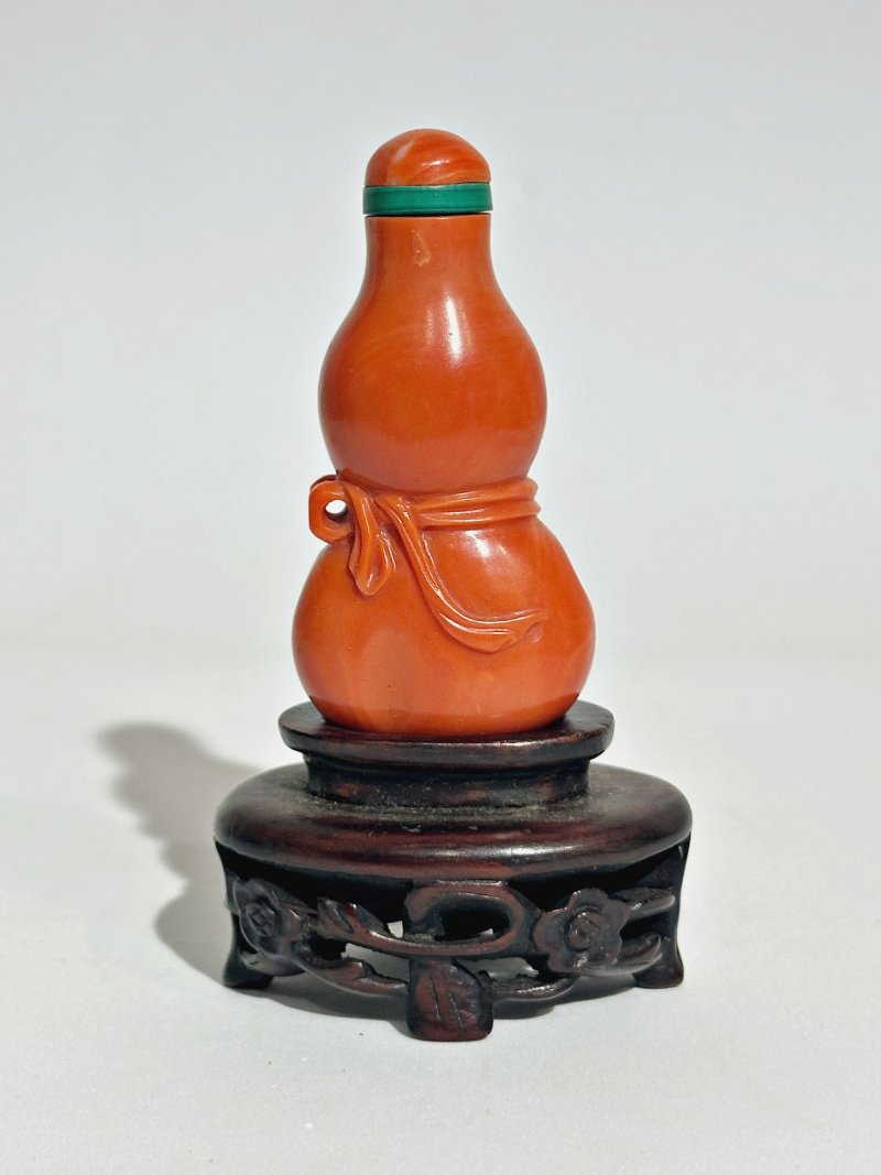 清中晚期 珊瑚葫蘆包袱紋鼻煙壺、珊瑚蓋 | A CORAL 'GOURD' SNUFF BOTTLE - 图8