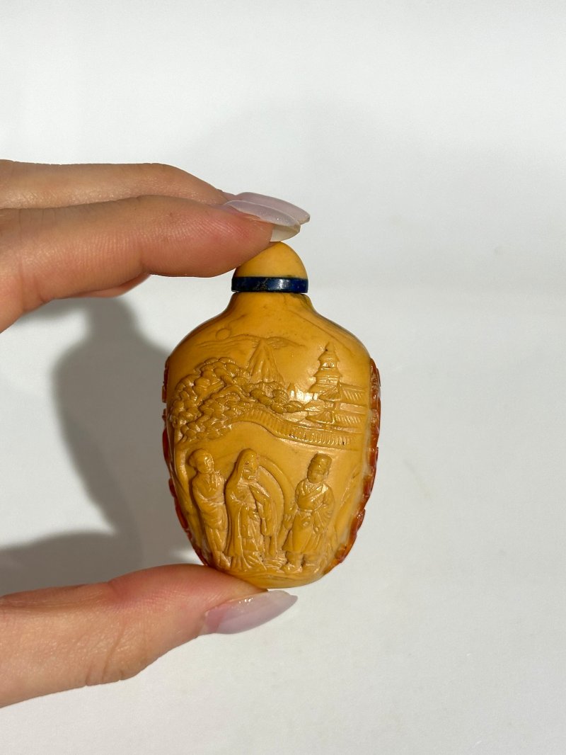 清咸豐 鶴頂紅詩文人物紋鼻煙壺 一八五二年作 | A HORNBILL 'FIGURES' SNUFF BOTTLE - 图3
