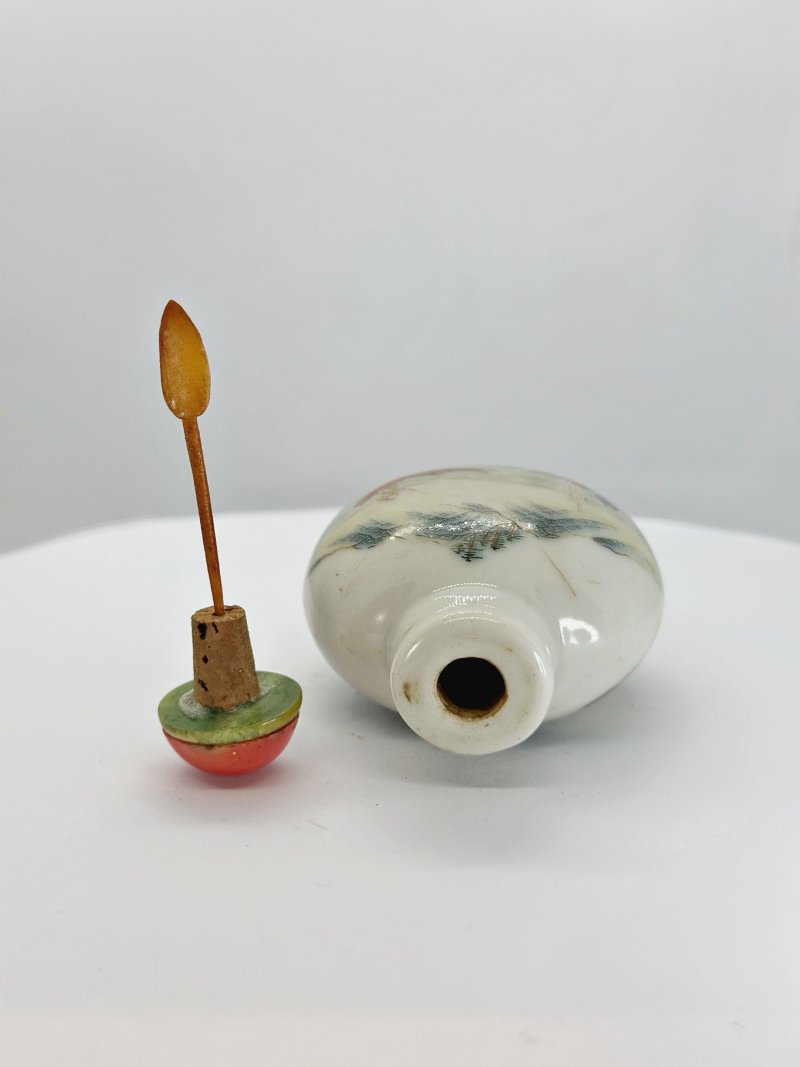 清十九世紀 粉彩⌈柳溪漁樂⌋鼻煙壺、珊瑚蓋 | A FAMILLE ROSE 'FISHERMEN' SNUFF BOTTLE - 图2