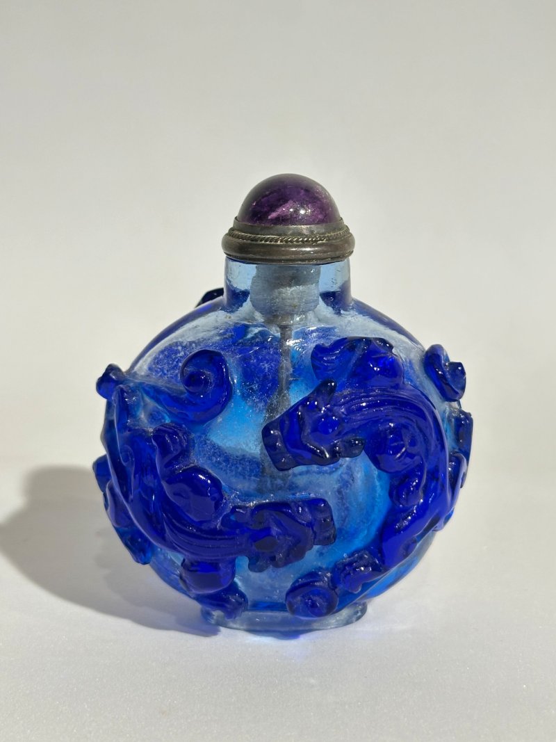 清十九世紀 透明地套藍玻璃螭龍紋鼻煙壺 | A BLUE OVERLAY TRANSLUCENT GLASS 'CHI DRAGON' SNUFF BOTTLE - 图8