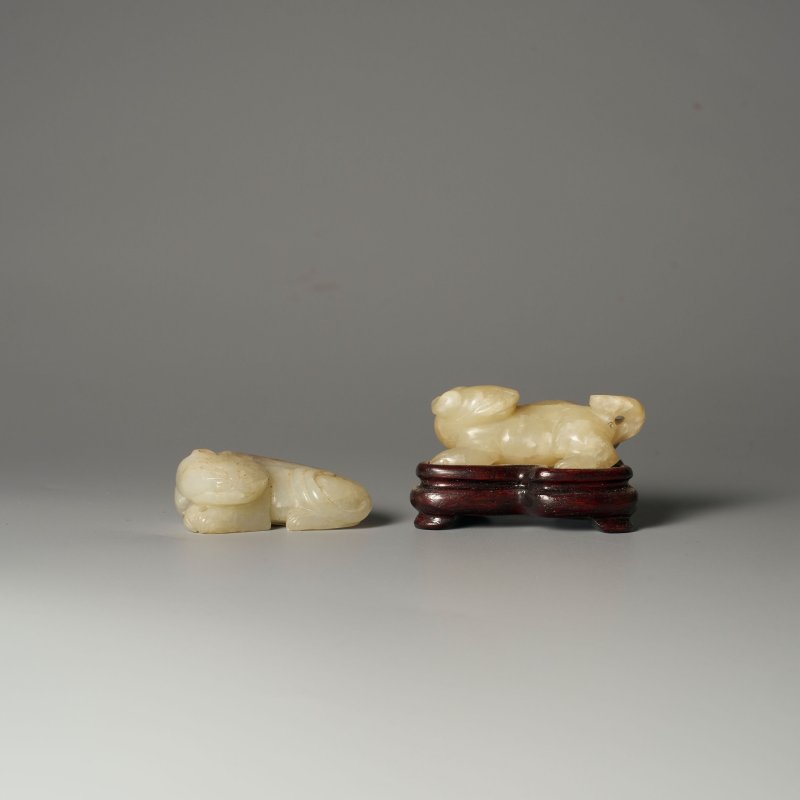 十九/二十世紀 青白玉⌈貓⌋、⌈天祿⌋把件 | TWO GREENISH WHITE JADE CARVINGS OF A CAT AND A TIANLU