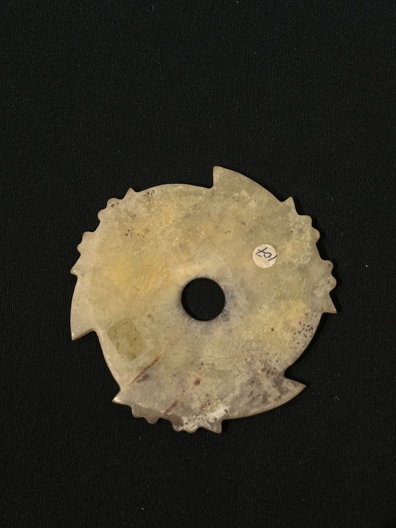 十九/二十世紀 仿古玉器三件 （其一）及盒 | THREE ARCHAISTIC JADE PIECES - 图4