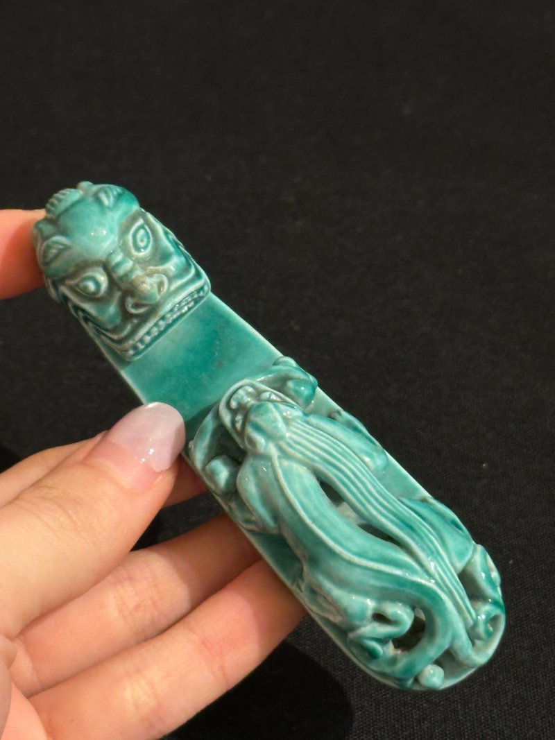 清十九世紀 孔雀綠釉龍紋帶鈎 | A GREEN-GLAZED 'DRAGON' BELT BUCKLE - 图2