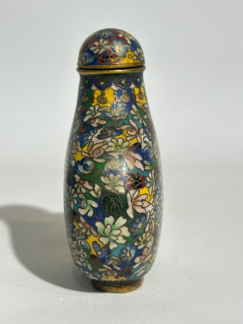 十九/二十世紀 銅胎琺瑯鼻煙壺七件 （博古）⌈乾隆年製⌋款 | SEVEN CLOISONNE ENAMEL SNUFF BOTTLES - 图49