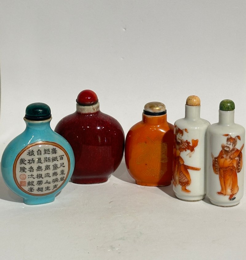晚清至民國 瓷鼻煙壺四件 （藍）⌈乾隆年製⌋礬紅篆書款 | FOUR CERAMIC SNUFF BOTTLES - 图30