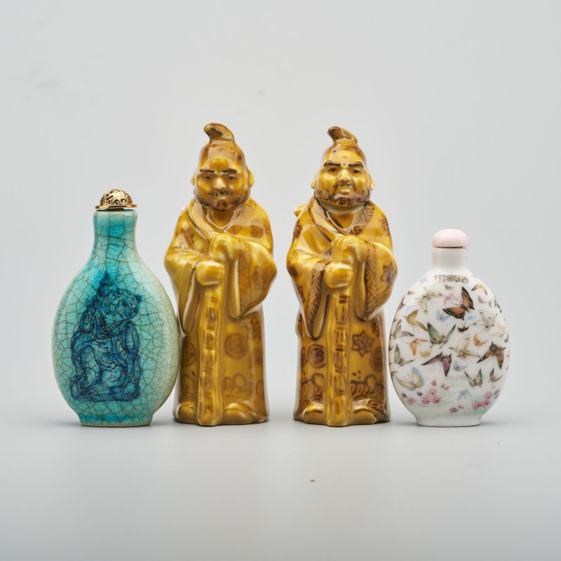 二十世紀 陳學燕、劉子藝等作 內畫「諸葛亮·趙雲」、「嬰戲圖」、「關河一望蕭索圖」、「山水」、「人物」、「嬰戲」、「山水」鼻煙壺、現代 國際鼻煙壺協會會員特製瓷鼻煙壺，共十四件 | AN INSIDE PAINTED HORN, NINE INSIDE PAINTED GLASS, AND FOUR CERAMIC SNUFF BOTTLES - 图11