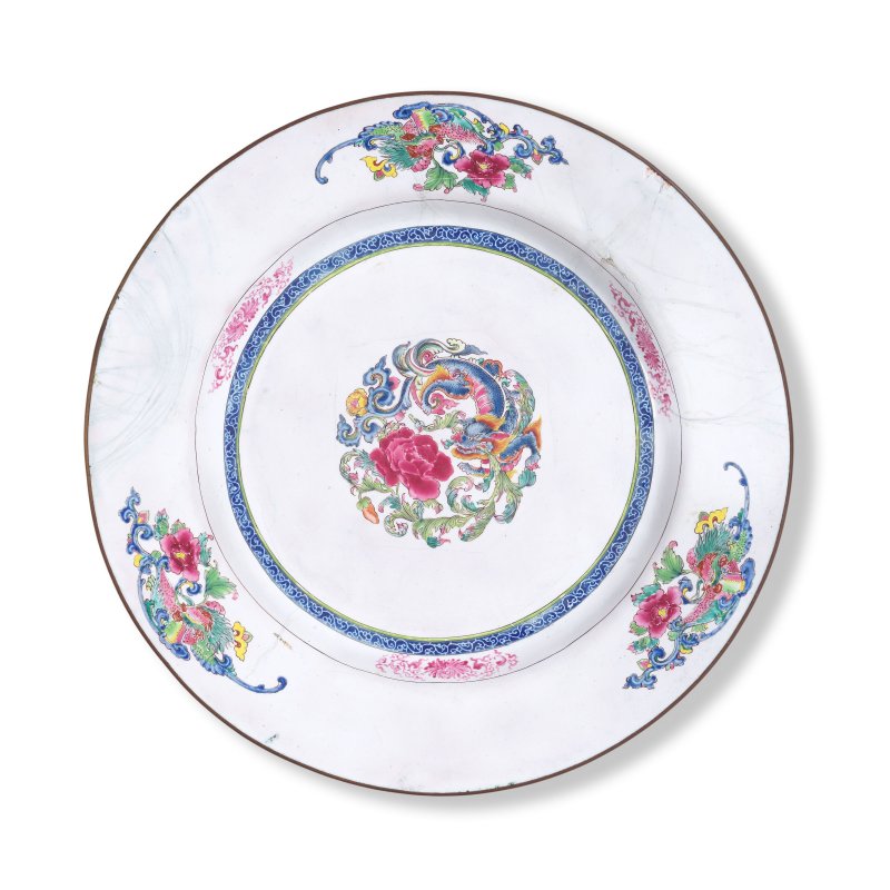 清雍正 白地畫琺琅龍鳳紋盤 | A RARE PAINTED ENAMEL WHITE-GROUND 'DRAGON AND PHOENIX' DISH - 图1