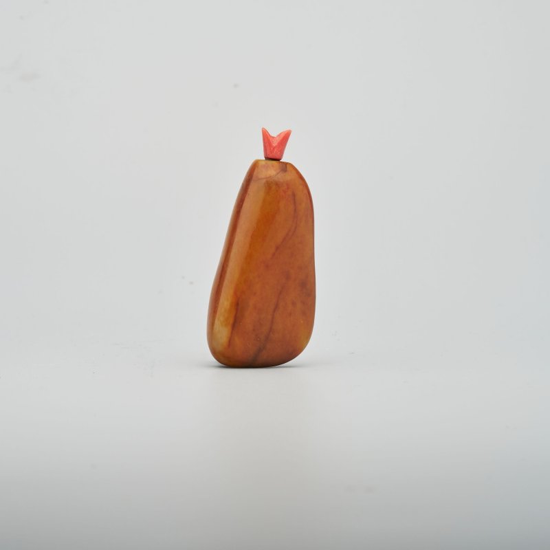 清十九世紀 子玉帶皮隨形鼻烟壺 | A RUSSET JADE PEBBLE SNUFF BOTTLE