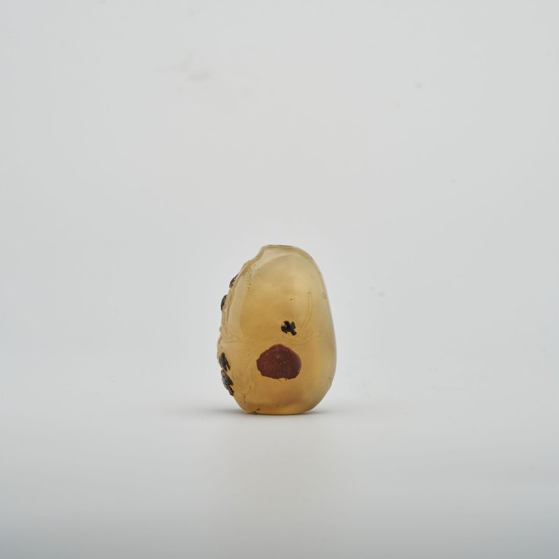 清十九世紀 影瑪瑙⌈牛郎織女⌋鼻煙壺 | A SHADOW AGATE 'COWHERD AND WEAVER GIRL' SNUFF BOTTLE - 图2