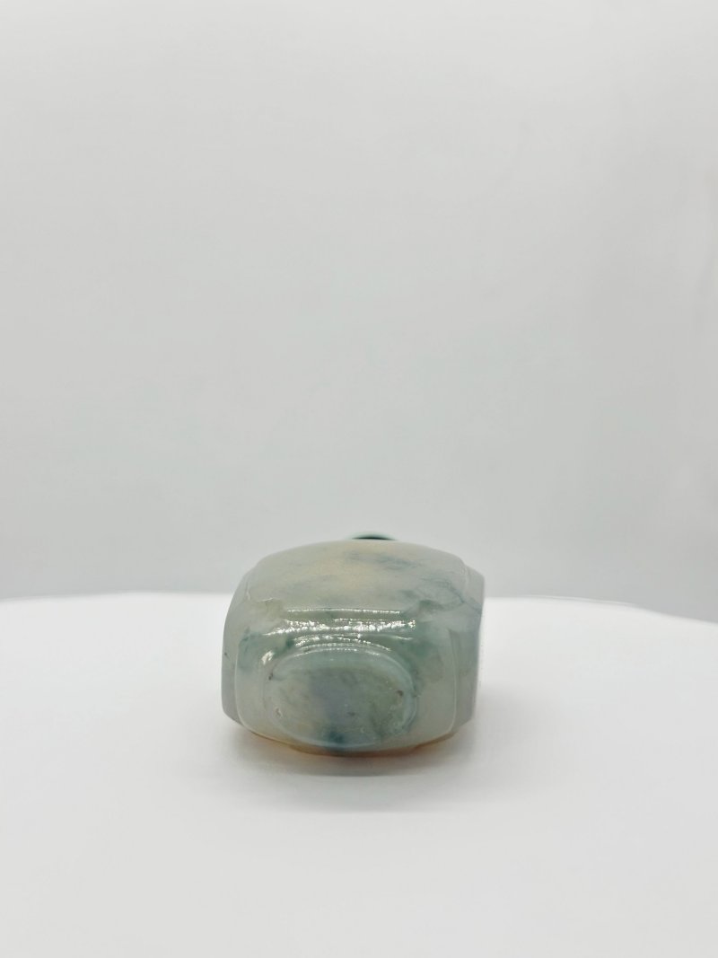 晚清 翡翠光素鼻煙壺、翡翠蓋 | A RUSSET AND GREEN JADEITE SNUFF BOTTLE - 图3