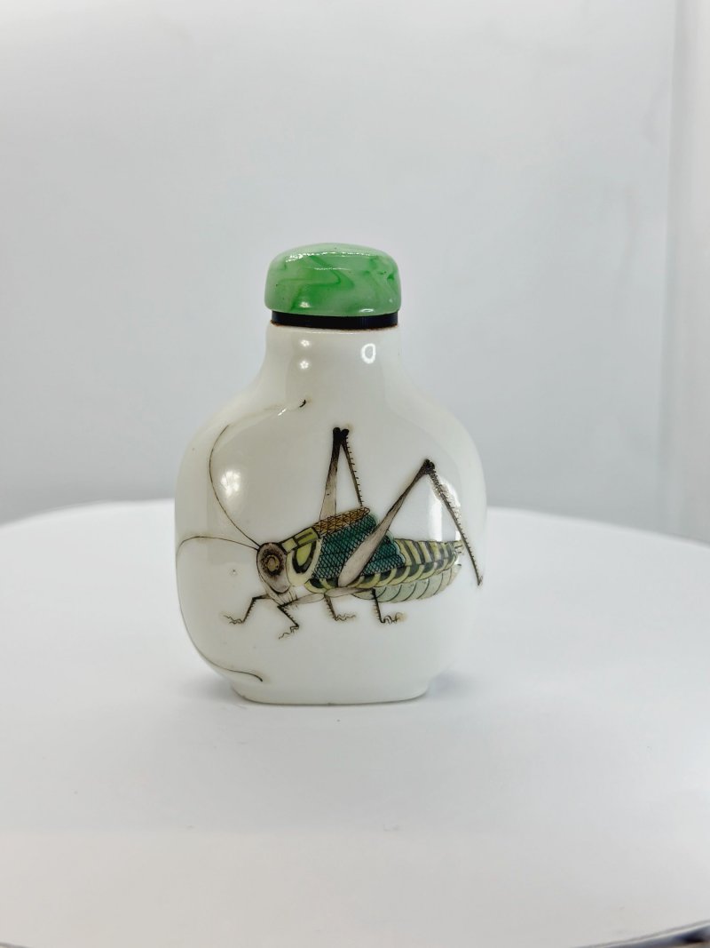 清十九世紀 粉彩蟈蟈紋鼻煙壺 | AN ENAMELLED PORCELAIN 'CRICKET' SNUFF BOTTLE - 图6
