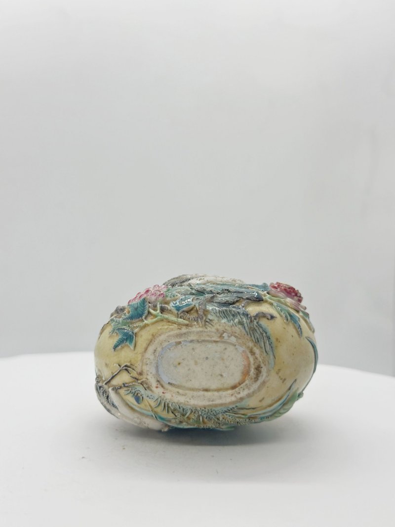 清十九世紀 瓷胎⌈一路連科⌋鼻煙壺、翡翠蓋 | A BISCUIT PORCELAIN 'EGRET AND LOTUS' SNUFF BOTTLE - 图3