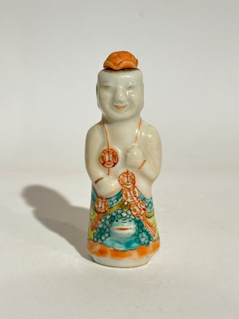 晚清 粉彩模印⌈靈童與金蟾⌋鼻煙壺、珊瑚蓋 ⌈同治年製⌋楷書款 | A MOULDED FAMILLE ROSE 'BOY' SNUFF BOTTLE - 图9