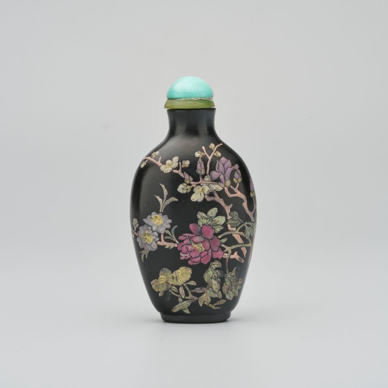 清1770-1820 黑玻璃畫琺瑯花卉紋鼻煙壺 ⌈乾隆年製⌋篆書款 | AN ENAMELLED BLACK GLASS 'FLORAL' SNUFF BOTTLE - 图1