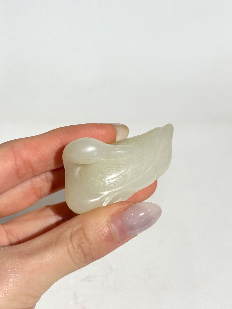 清 白玉⌈鴨⌋擺件 | A WHITE JADE CARVING OF A DUCK - 图3