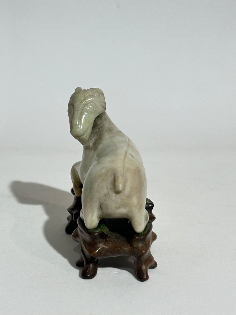 十九/二十世紀 白玉⌈馬⌋、⌈羊⌋三件 及座 | A WHITE JADE 'HORSE' AND TWO JADE 'GOAT' CARVINGS - 图3