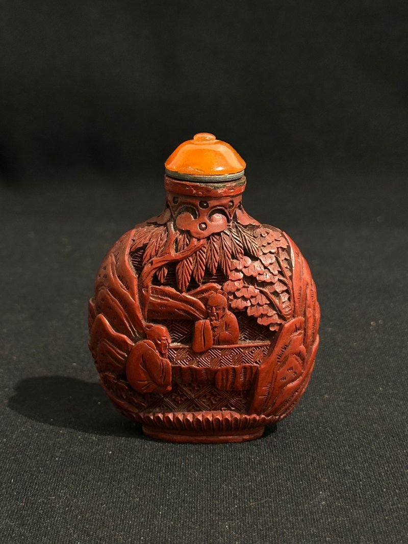 清十九世紀 剔紅人物紋鼻煙壺二件 | TWO CINNABAR LACQUER SNUFF BOTTLES - 图6