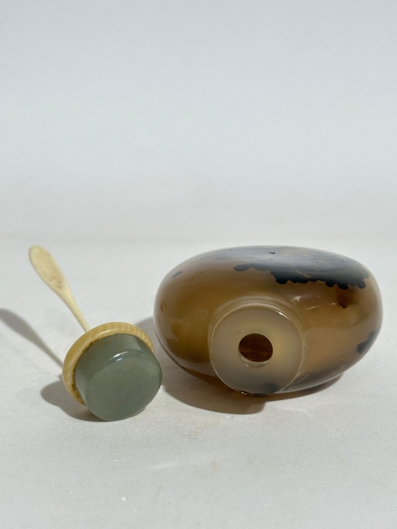 清十九世紀 水藻瑪瑙、纏絲瑪瑙、影瑪瑙鼻煙壺四件 | FOUR AGATE SNUFF BOTTLES - 图4