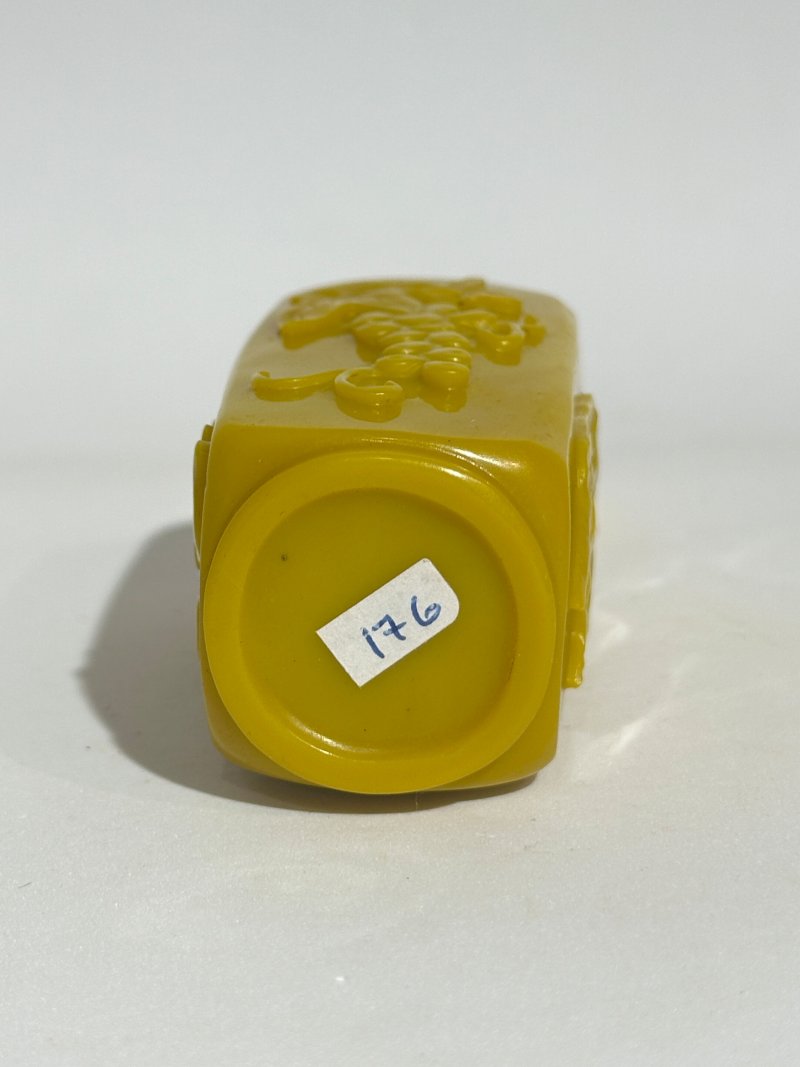 二十世紀 雞油黃玻璃光素、花卉紋鼻煙壺四件 | FOUR YELLOW GLASS SNUFF BOTTLES - 图10