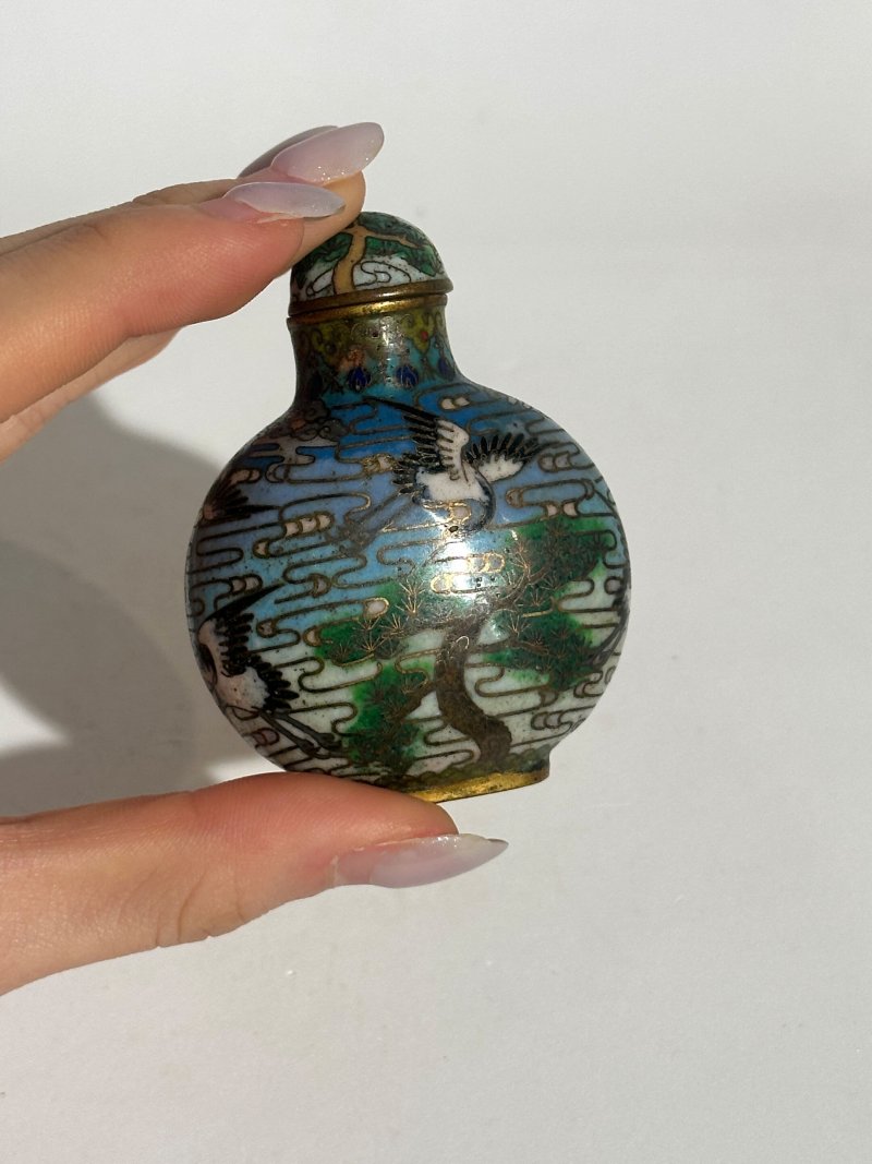 十九/二十世紀 銅胎琺瑯鼻煙壺七件 （博古）⌈乾隆年製⌋款 | SEVEN CLOISONNE ENAMEL SNUFF BOTTLES - 图15