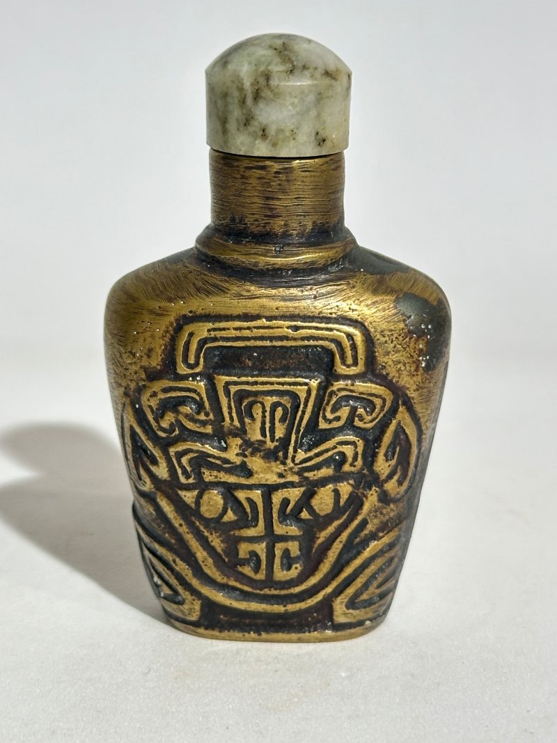 十九/二十世紀 烏銀人物紋、銅錯銀人物紋、瑞獸紋、銅饕餮紋、日芒紋、黑漆鑲嵌螺鈿花卉紋、群雞紋、剔紅山水人物紋鼻煙壺八件 （剔紅）⌈乾隆年製⌋款 | EIGHT SNUFF BOTTLES - 图34