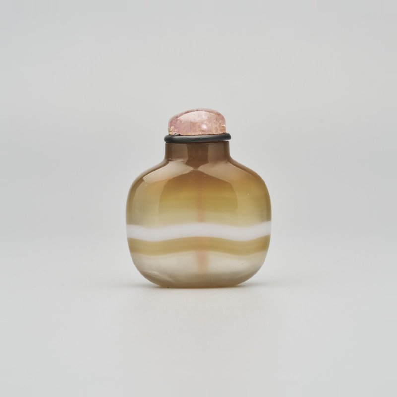 清十八/十九世紀 玉帶瑪瑙鼻煙壺 | A BANDED AGATE SNUFF BOTTLE