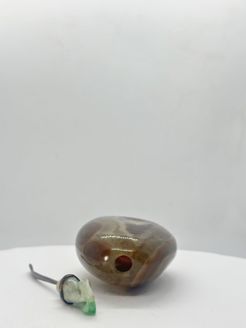 晚清 纏絲瑪瑙隨形鼻煙壺、翡翠蓋 | A CONCENTRIC AGATE 'PEBBLE' SNUFF BOTTLE - 图4