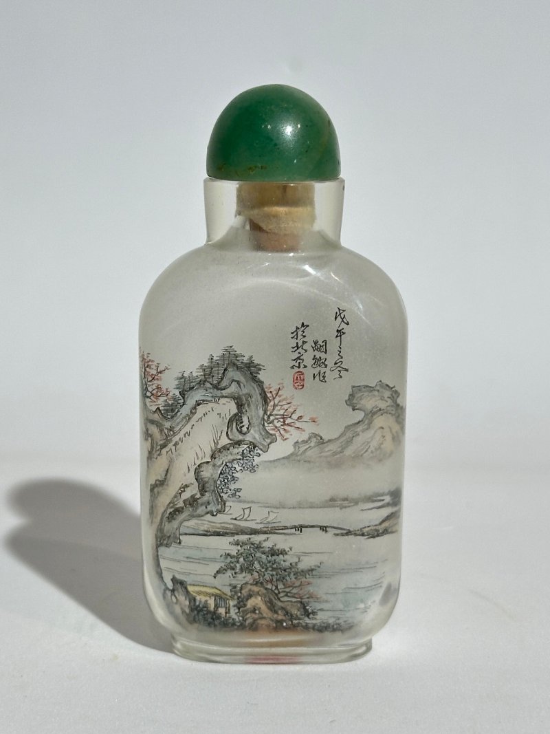 二十世紀 玻璃內畫「十八學士圖」、「山水」鼻煙壺二件 一九六七年及一九七八年作 | TWO INSIDE PAINTED GLASS 'LANDSCAPE' SNUFF BOTTLES - 图16