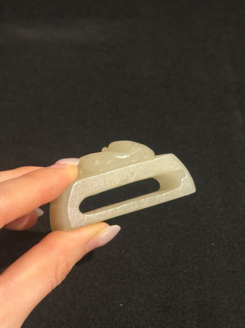 清 白玉瑞獸紋帶穿 | A WHITE JADE BELT FITTING - 图2