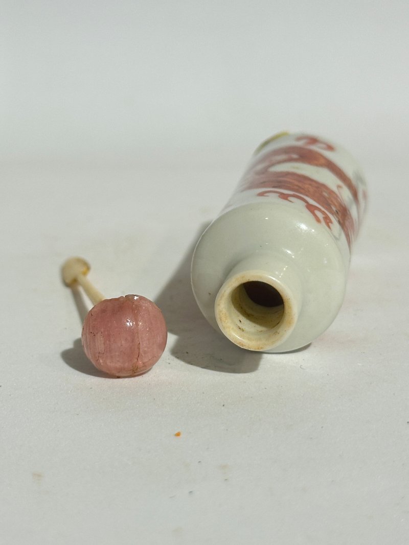 晚清至二十世紀中期 礬紅彩龍紋鼻煙壺四件 （梅瓶）⌈雍正年製⌋礬紅楷書款 （壺）⌈康熙年製⌋礬紅楷書款 | FOUR IRON RED 'DRAGON' SNUFF BOTTLES - 图27