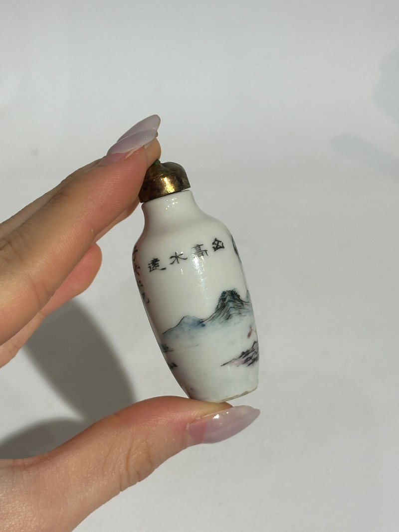 晚清至二十世紀中期 黃地粉彩鼻煙壺四件、粉彩鼻煙壺四件 （黃地其三）⌈乾隆年製⌋礬紅楷書款；（人物）⌈道光年製⌋礬紅篆書款、（嬰戲）⌈乾隆年製⌋礬紅楷書款、（柳）⌈嘉慶年製⌋礬紅篆書款 | EIGHT FAMILLE ROSE SNUFF BOTTLES - 图7